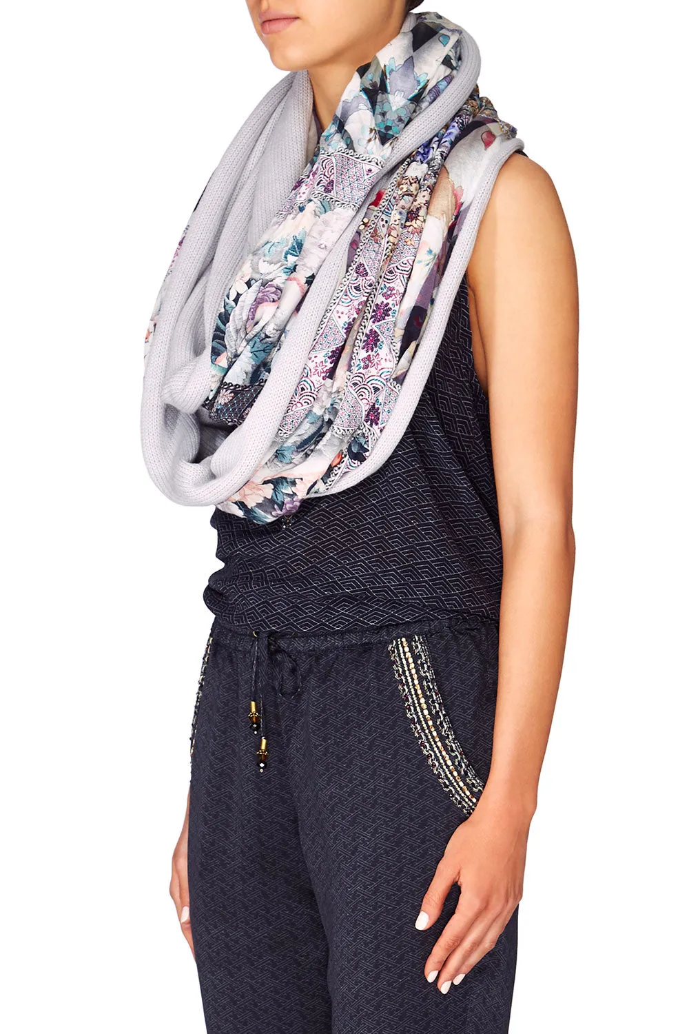 DOUBLE SIDED SCARF IN HER SHOES