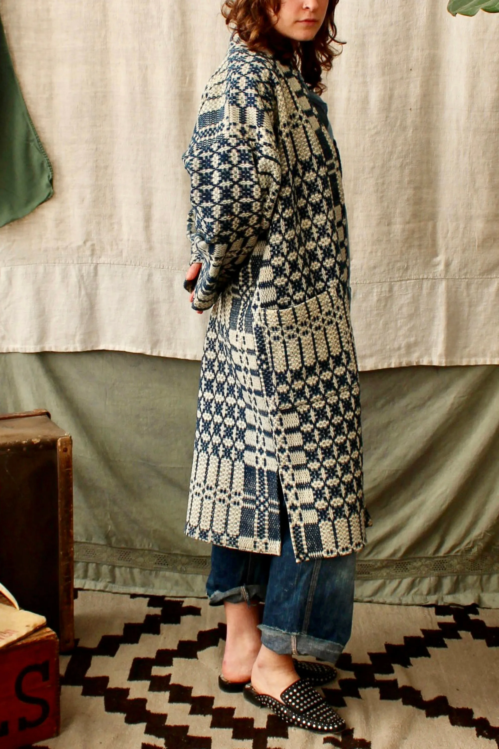 HF156 The Highlands Foundry Heirloom Indigo/Cream Coverlet Duster