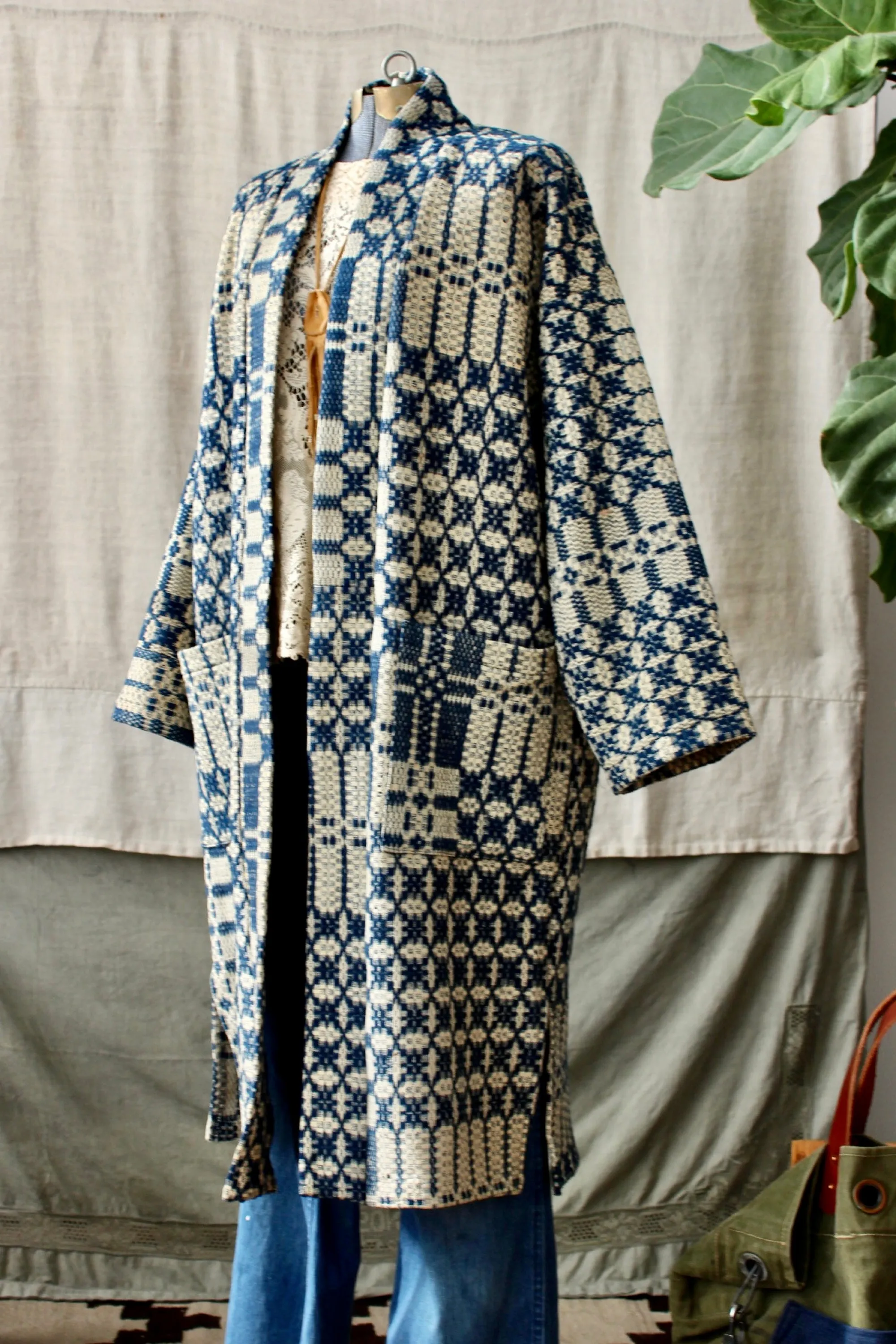 HF156 The Highlands Foundry Heirloom Indigo/Cream Coverlet Duster