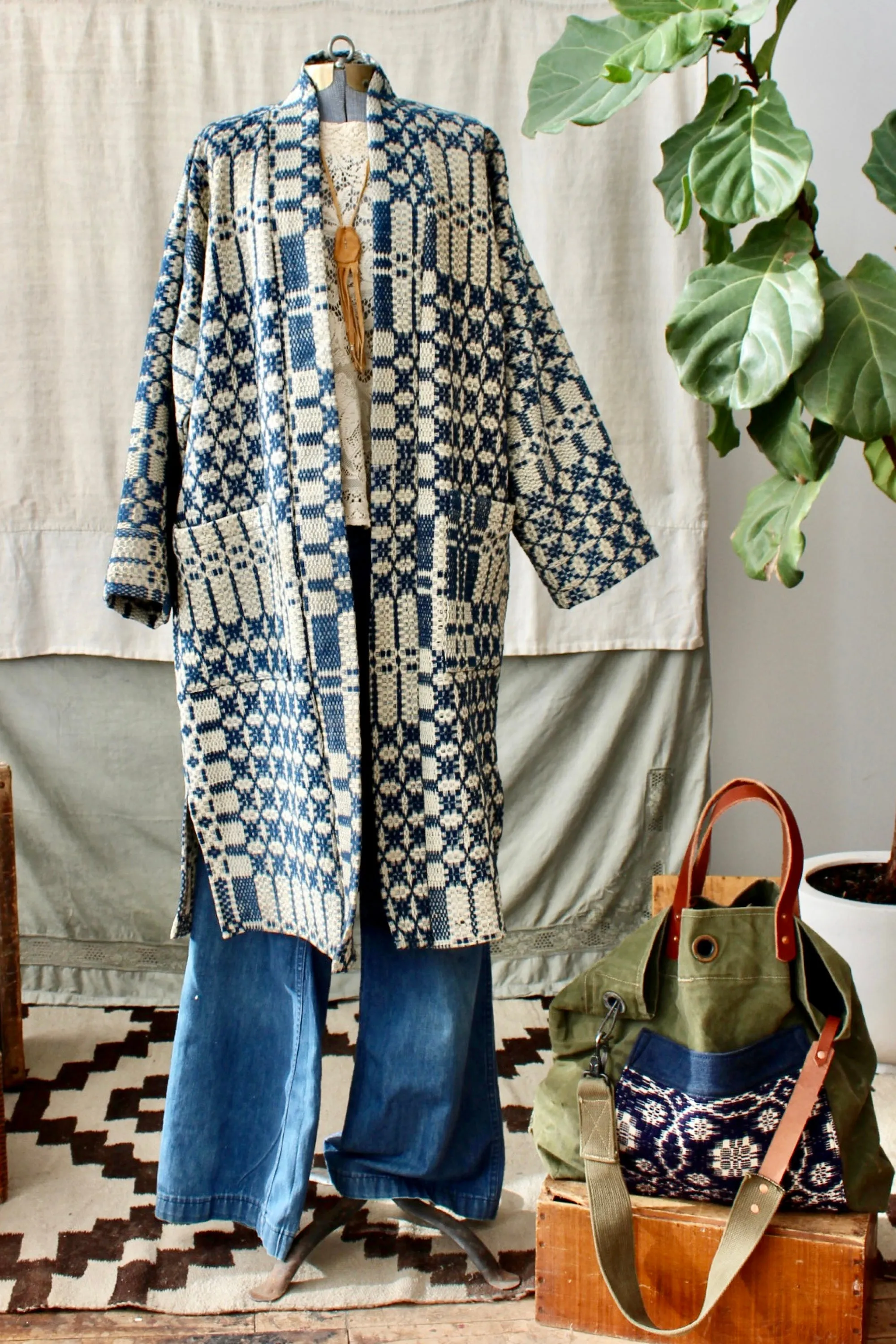 HF156 The Highlands Foundry Heirloom Indigo/Cream Coverlet Duster